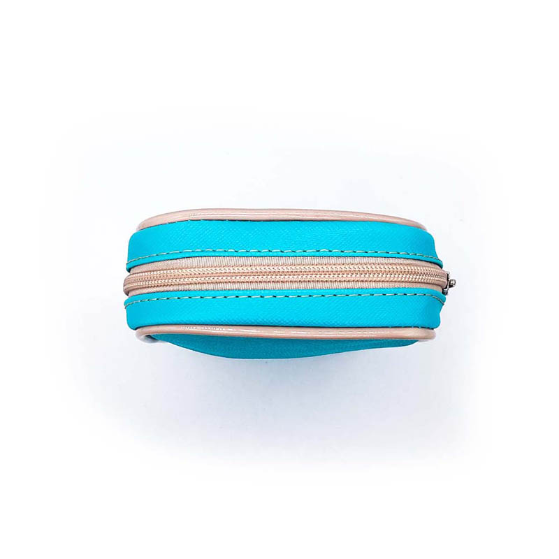 Uma Necessaire Azul com detalhes marfim vista de cima